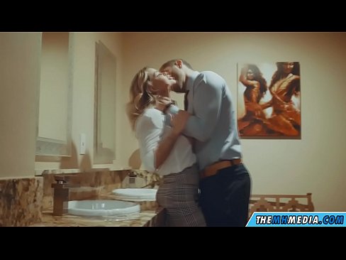 ❤️ Ketika seorang pirang berdada menggoda Anda di toilet umum ❤ Hanya porno di id.extratorrents.top ️